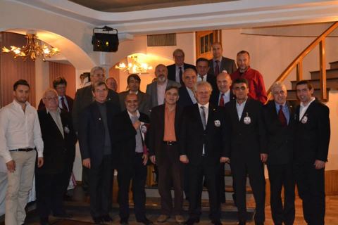 Membri ai Clubului Aristocratic Rapid la o întâlnire a clubului, fotografia 1