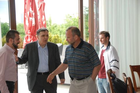 Membri ai Clubului Aristocratic Rapid la o întâlnire a clubului, fotografia 6