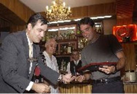Membri ai Clubului Aristocratic Rapid la o întâlnire a clubului, fotografia 14