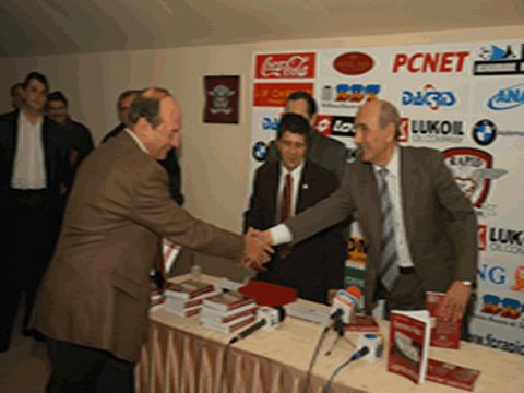 Membri ai Clubului Aristocratic Rapid la o întâlnire a clubului, fotografia 21